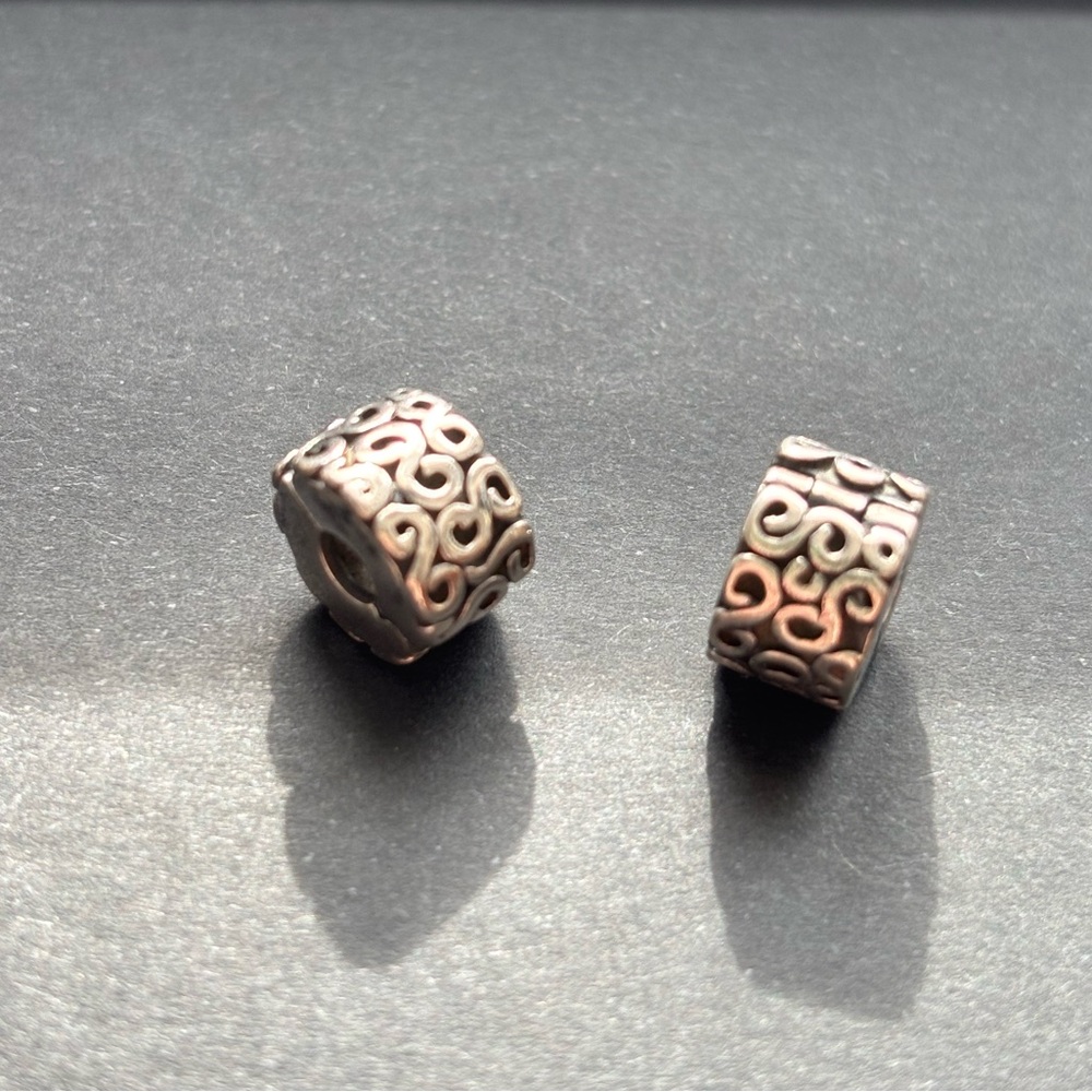 Pair of Authentic Pandora Retired Swirl Serpentine Clip bead

925 silver